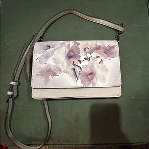Simply Vera Vera Wang purse. 9” x 6”
